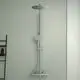 Duschsystem von Ideal Standard mit Kopfbrause und Handbrause, montiert an einer Wand mit minimalistischem Design in einem hellen Badezimmer.